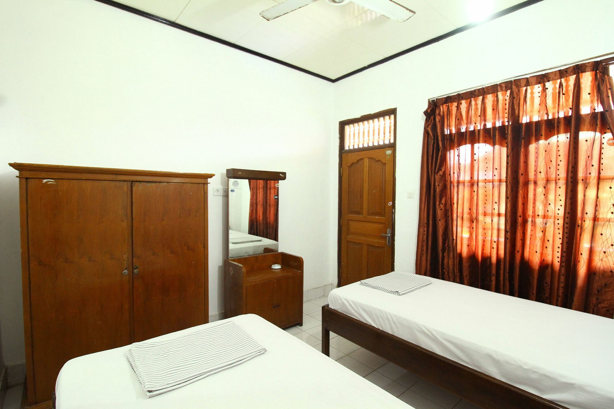 Dua Dara Inn Kuta Legian Zewnętrze zdjęcie