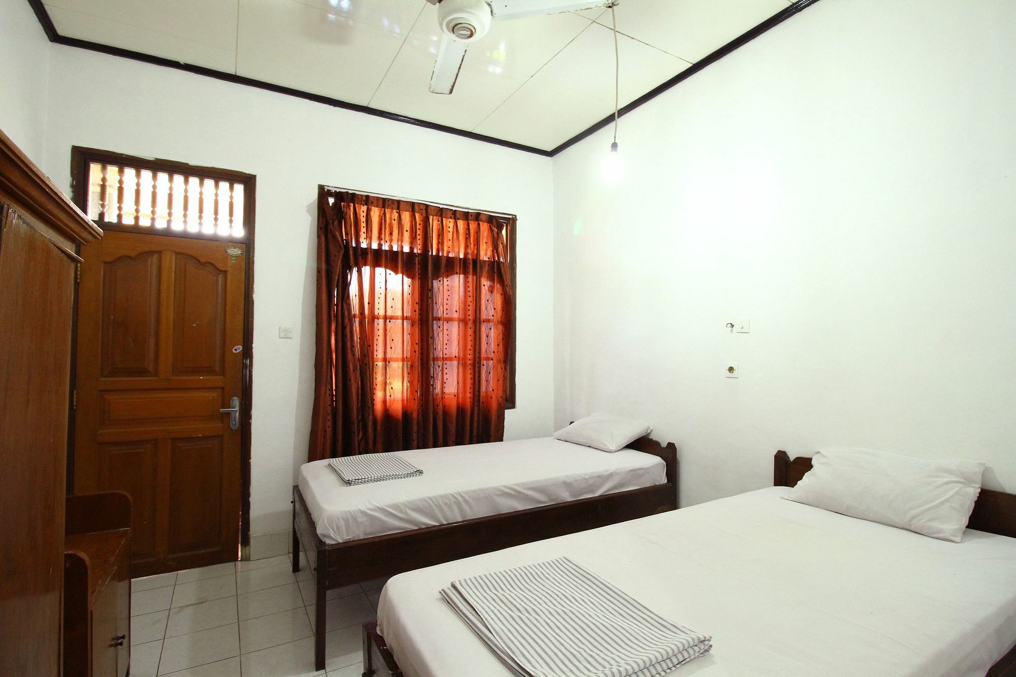 Dua Dara Inn Kuta Legian Zewnętrze zdjęcie
