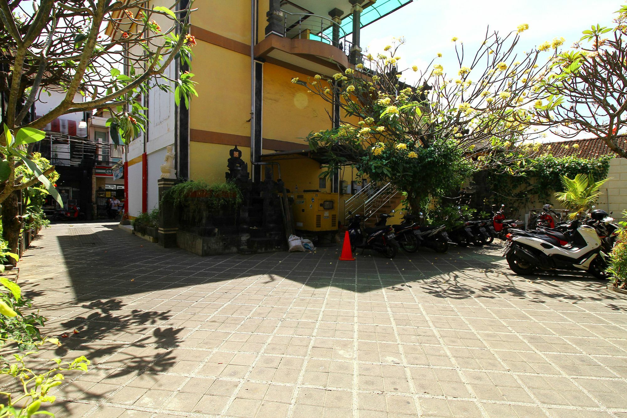 Dua Dara Inn Kuta Legian Zewnętrze zdjęcie